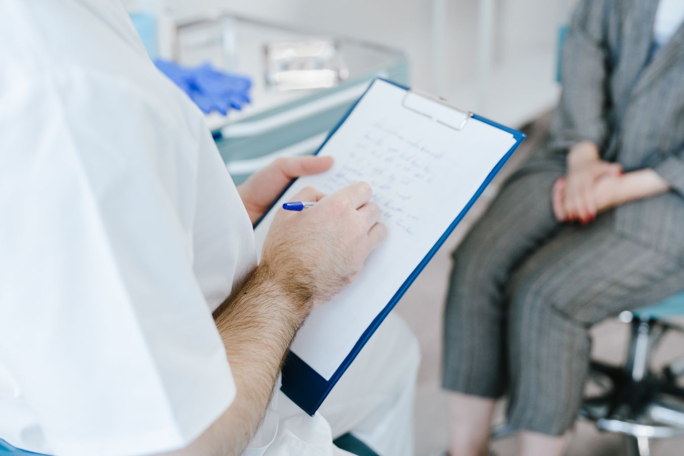 Praticien prenant des notes en consultation